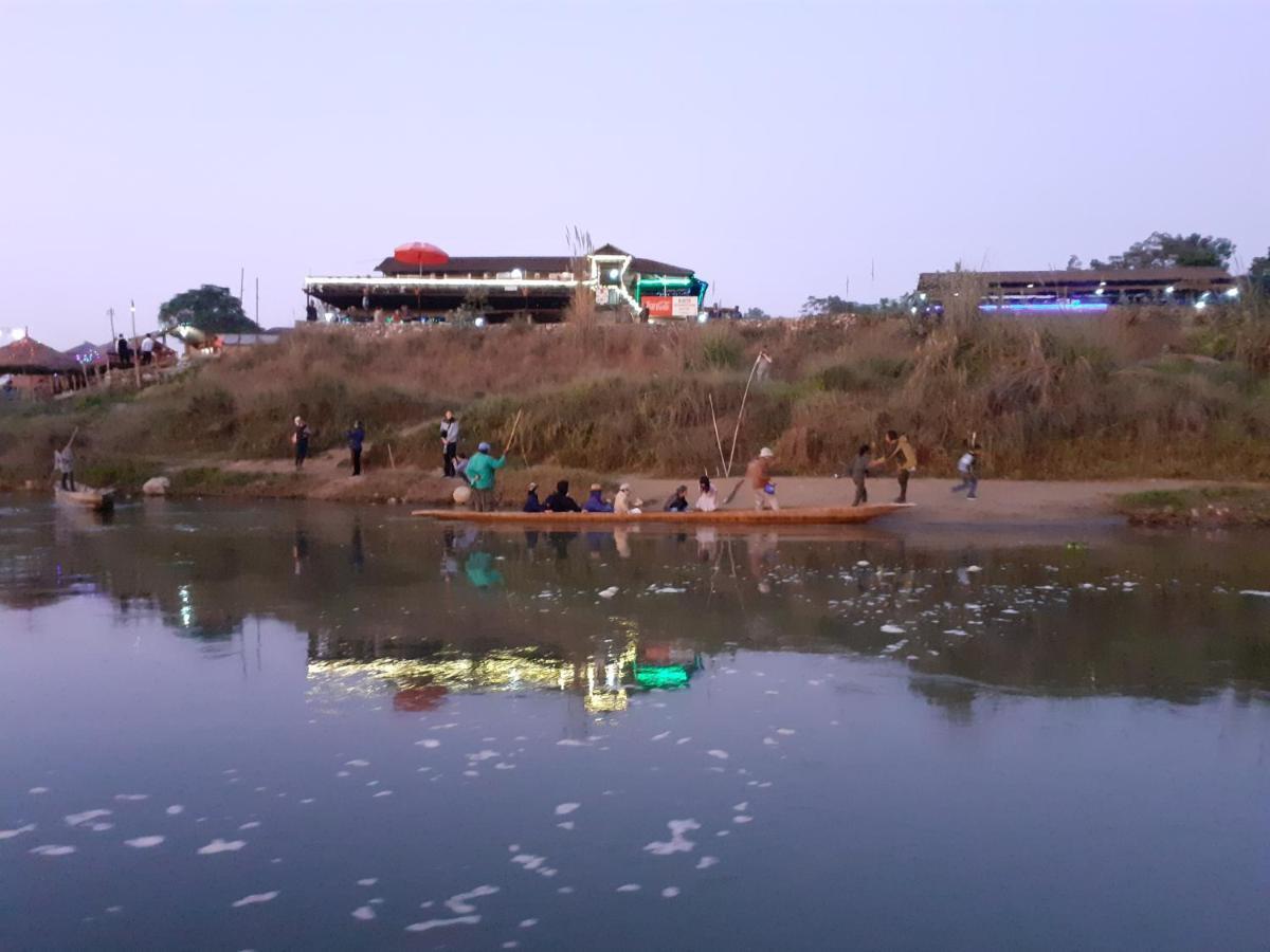 Hotel Tiger Tops Sauraha Exteriör bild