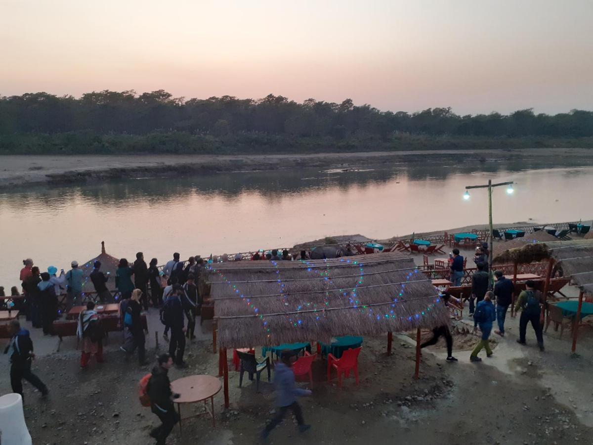 Hotel Tiger Tops Sauraha Exteriör bild